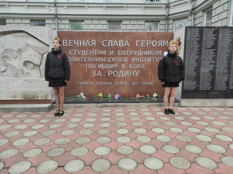 В рамках городской программы «Память» учащиеся 8-9 классов приняли участие в акции «Час Памяти».